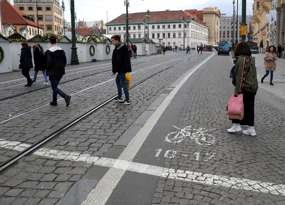 TSK začala s odstraňováním bílých pruhů z centra Prahy.