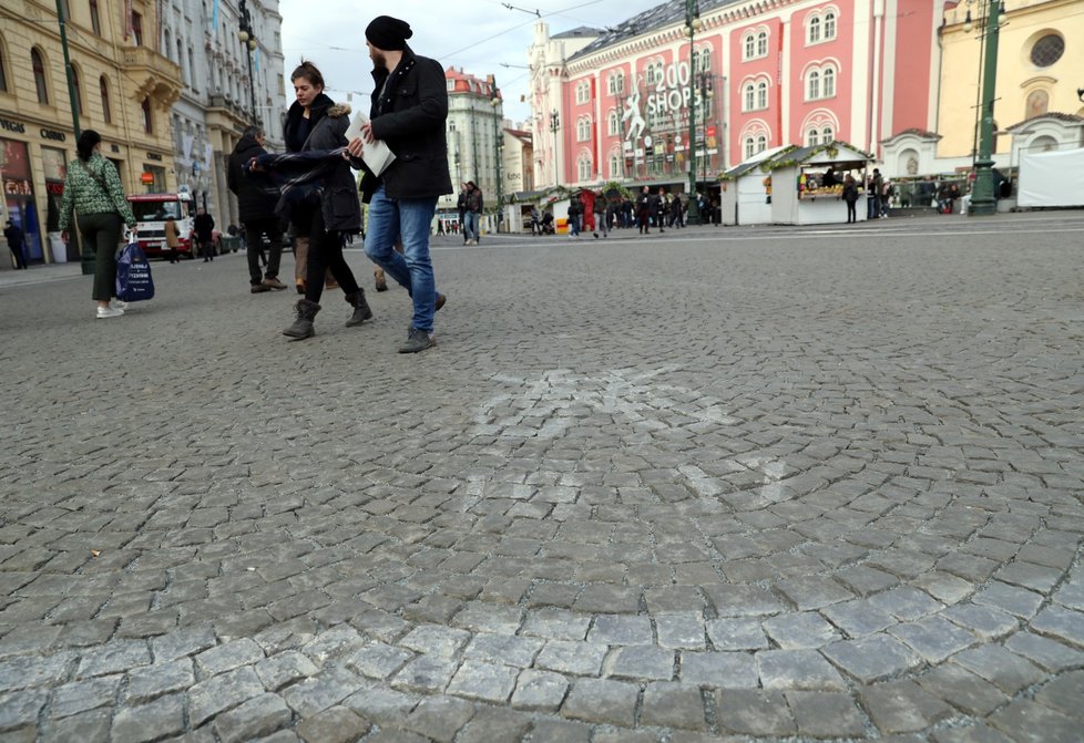 TSK začala s odstraňováním bílých pruhů z centra Prahy.