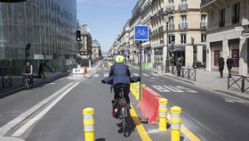 Paříž provizorní cyklopruhy ponechá.