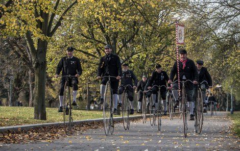 Při elegantní jízdě si musí dávat velocipedisté pozor na brždění, brzdí výjimečně a opatrně, aby jezdec neskončil na hlavě.