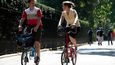 Cyklisté na skládacích městských kolech – stále častější obrázek z měst