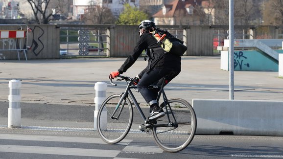 Pozor, novinka! Sněmovna schválila předjíždění cyklistů v bezpečné vzdálenosti