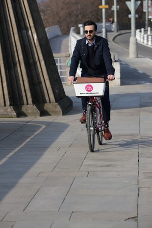 Osamocení cyklisté už nemusejí mít nasazenou roušku. Vláda uvolnila koronavirová opatření. Ve skupině ale povinnost chránit si obličej stále platí