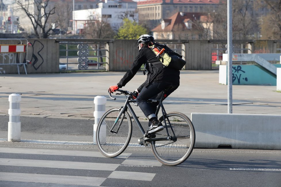 Osamocení cyklisté už nemusejí mít nasazenou roušku. Vláda uvolnila koronavirová opatření. Ve skupině ale povinnost chránit si obličej stále platí