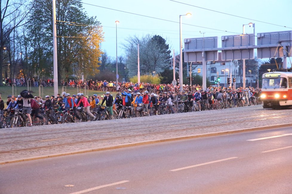 Cyklisté v Praze lehce zablokovali dopravu.