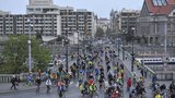 Peloton „bláznivých“ cyklistů v sobotu omezí dopravu: Řidiče nezdrží déle než 10 minut