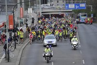 Prahu ochromila šílená dopravní zácpa: Na cyklisty nadávali řidiči, chodci i jiní kolaři