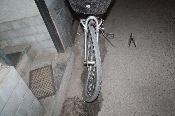 Cyklista, který narazil v Brně do dveří, zemřel.