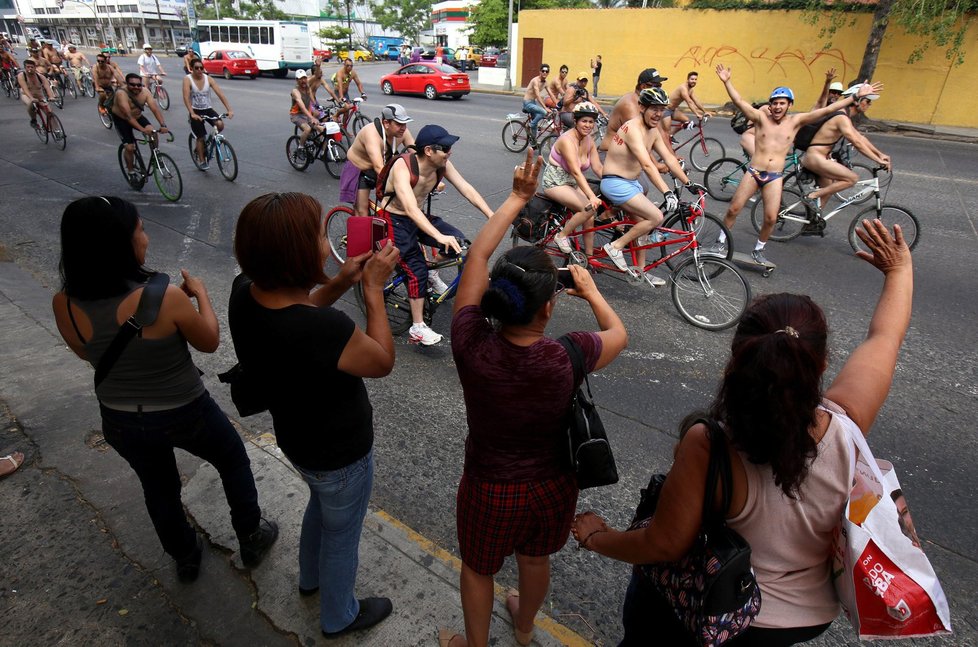Protestní jízda nahých cyklistů v Mexiku
