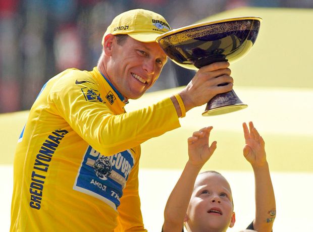 Lance Armstrong se v roce 2005 raduje z vítězství na Tour de France se svým synem Lukem Lance Armstrong se v roce 2005 raduje z vítězství na Tour de France se svým synem Lukem