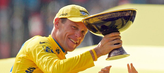 Lance Armstrong se v roce 2005 raduje z vítězství na Tour de France se svým synem Lukem