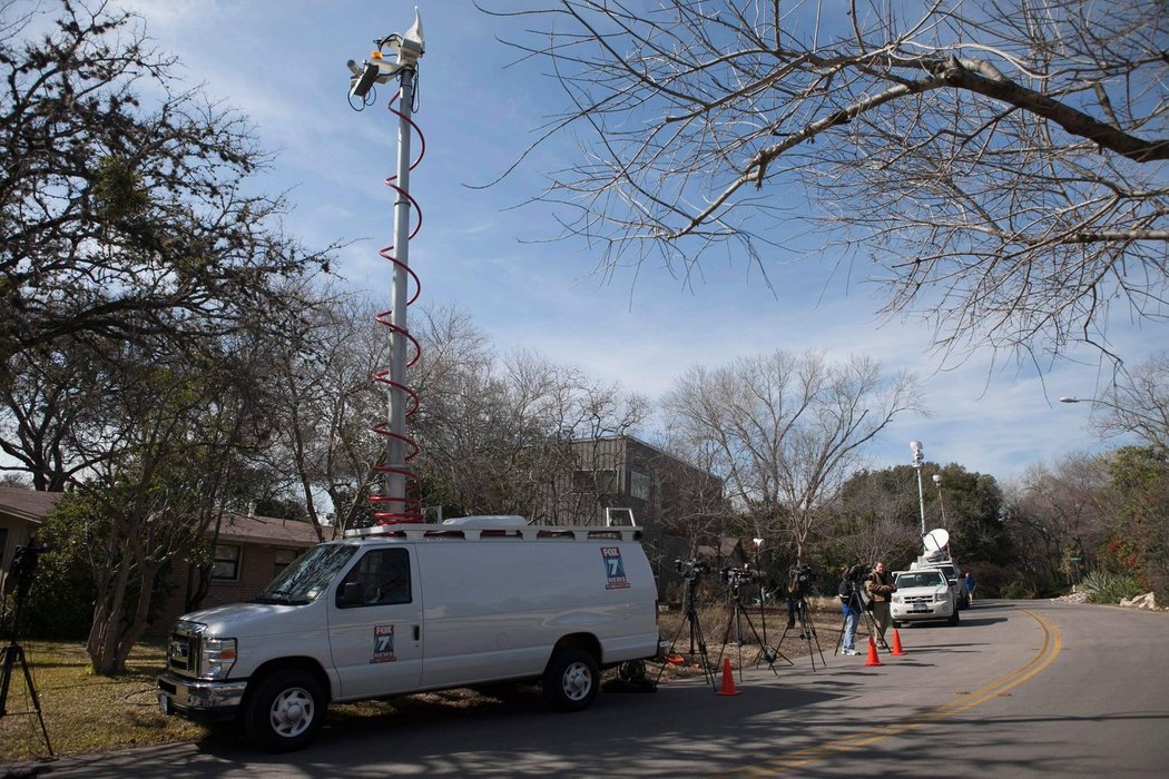 Televizní štáby hlídkují před domem Lance Armstronga v texaském Austinu