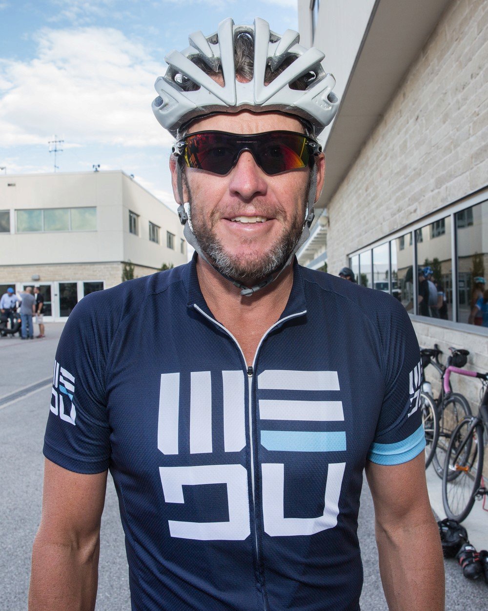 Závodit už nesmí, ale Lance Armstrong se dál k cyklistice vyjadřuje