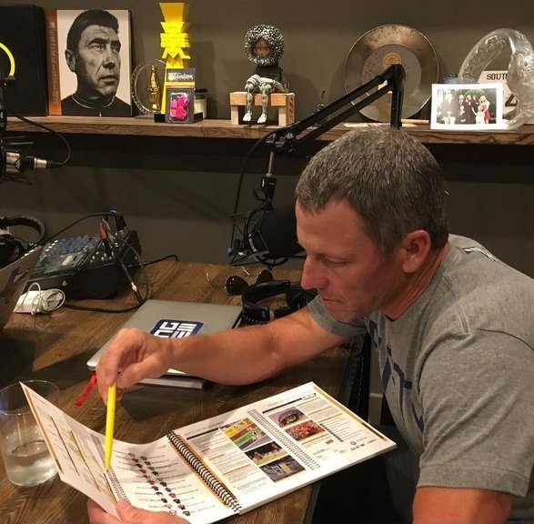 Lance Armstrong při vysílání svého podcastu o Tour de France