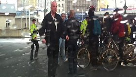 Po muži uprostřed pátrá policie: Nervózní řidič napadl během cyklistického happeningu v Praze jednoho z účastníků a způsobil mu vážná zranění