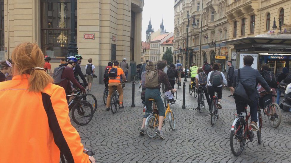 Aktivisté protestní jízdou v maskách starosty Oldřicha Lomeckého vyjadřovali nesouhlas s omezením cyklistů v centru Prahy.