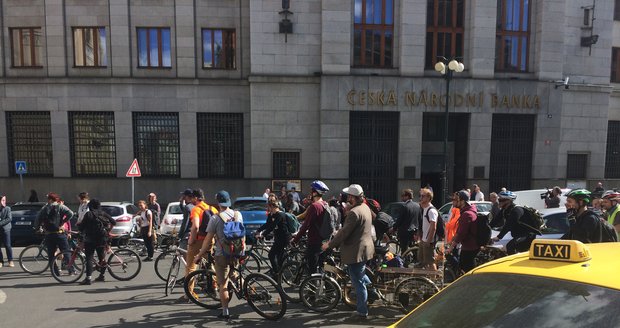 Aktivisté protestní jízdou v maskách starosty Oldřicha Lomeckého vyjadřovali nesouhlas s omezením cyklistů v centru Prahy.