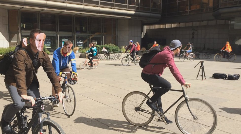 Aktivisté protestní jízdou v maskách starosty Oldřicha Lomeckého vyjadřovali nesouhlas s omezením cyklistů v centru Prahy.