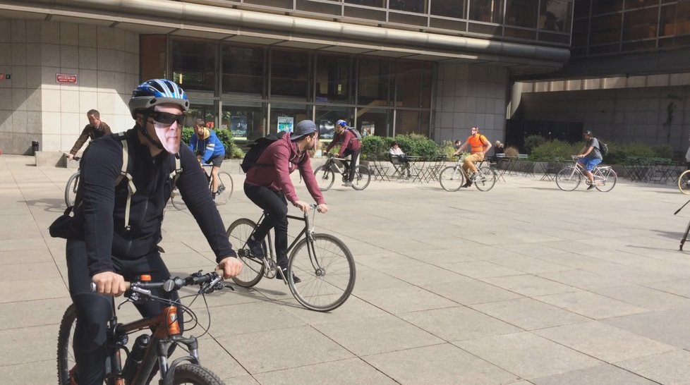 Aktivisté protestní jízdou v maskách starosty Oldřicha Lomeckého vyjadřovali nesouhlas s omezením cyklistů v centru Prahy.