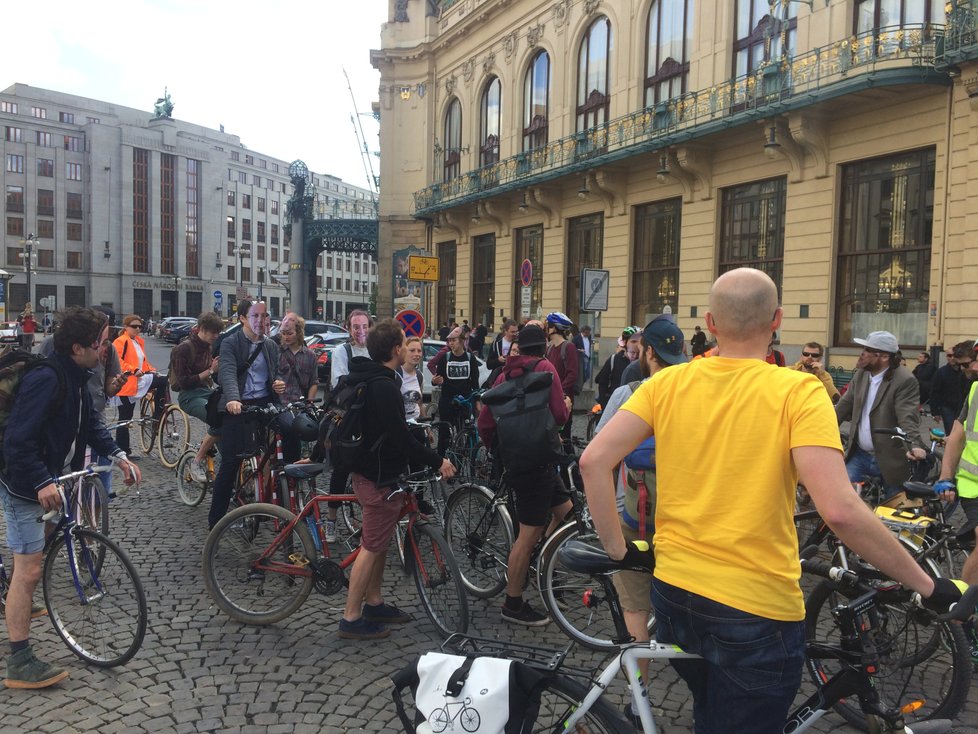 Aktivisté protestní jízdou v maskách starosty Oldřicha Lomeckého vyjadřovali nesouhlas s omezením cyklistů v centru Prahy.