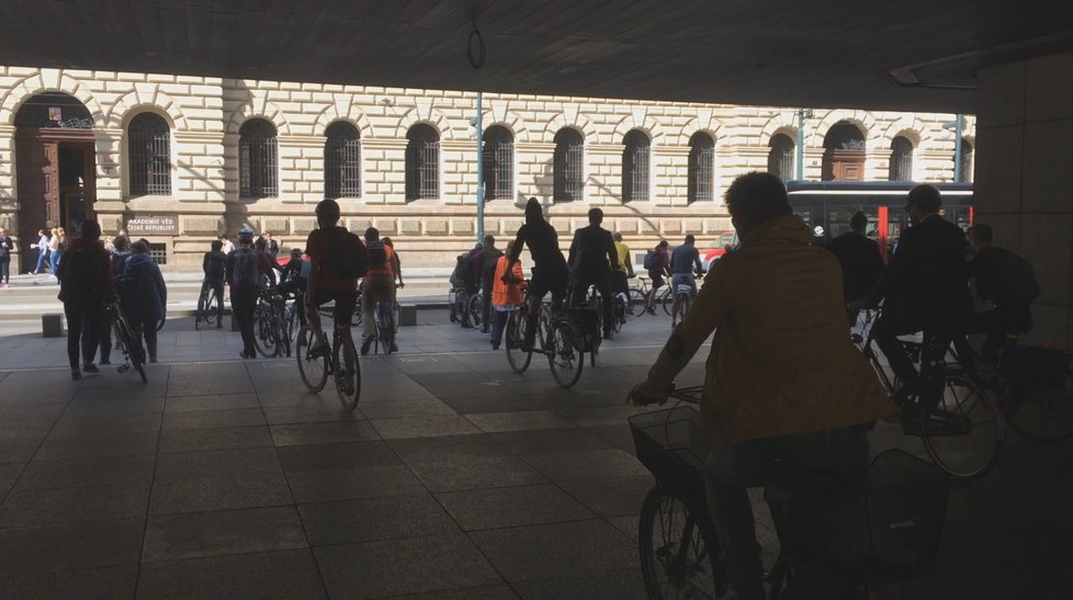 Aktivisté protestní jízdou v maskách starosty Oldřicha Lomeckého vyjadřovali nesouhlas s omezením cyklistů v centru Prahy.