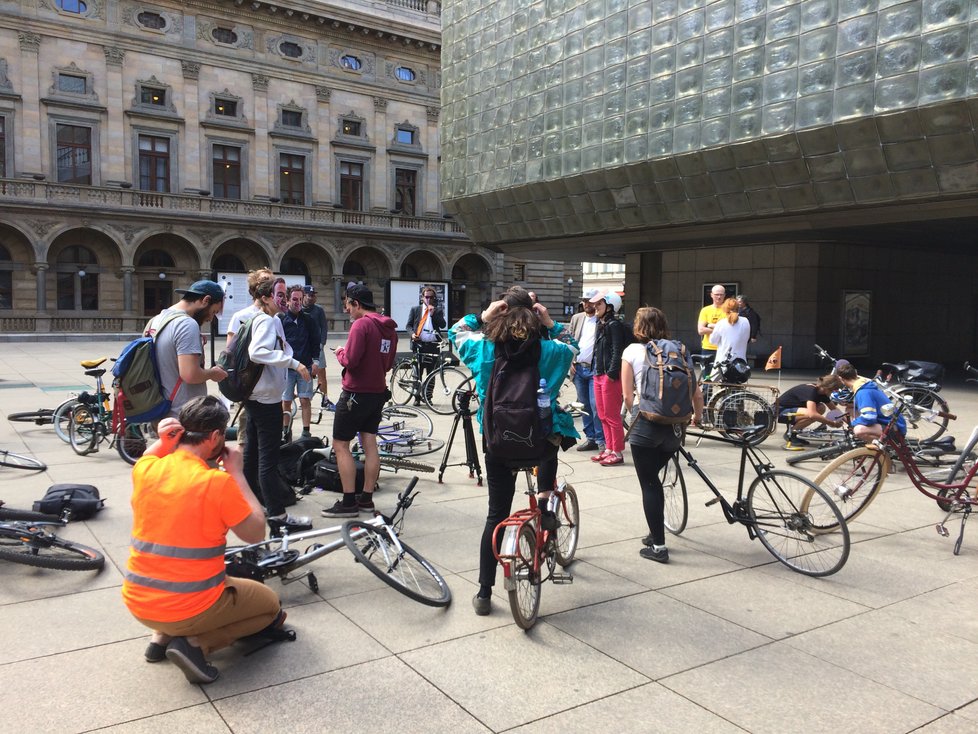 Aktivisté protestní jízdou v maskách starosty Oldřicha Lomeckého vyjadřovali nesouhlas s omezením cyklistů v centru Prahy.