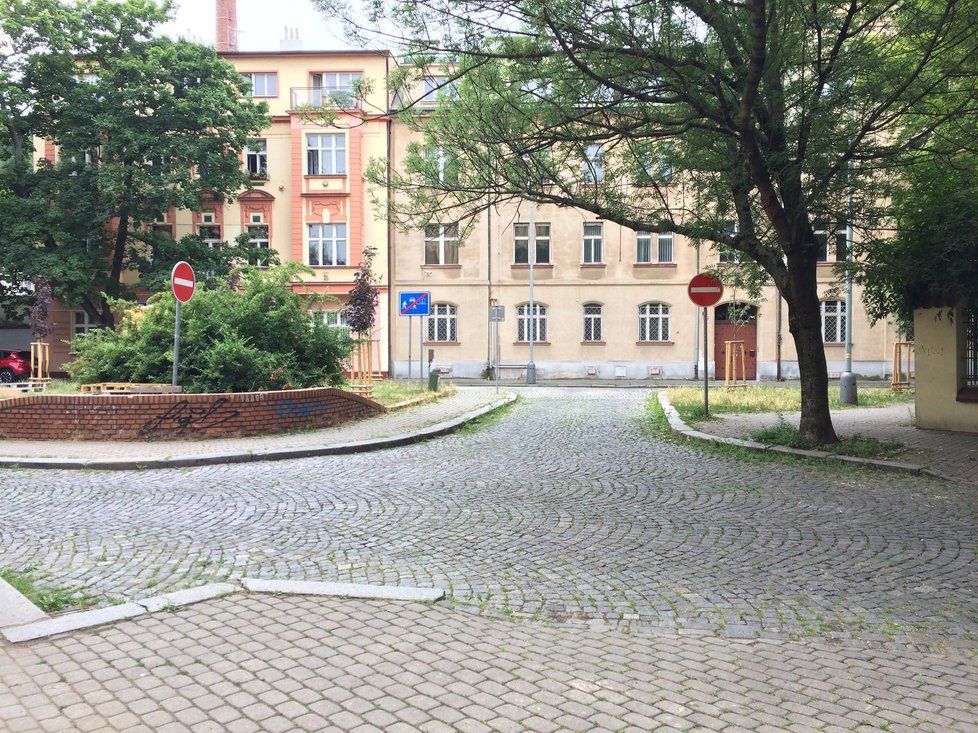 Cyklistům v Karlíně vadí zrušení cykloobousměrek, radnice si za změnami stojí.