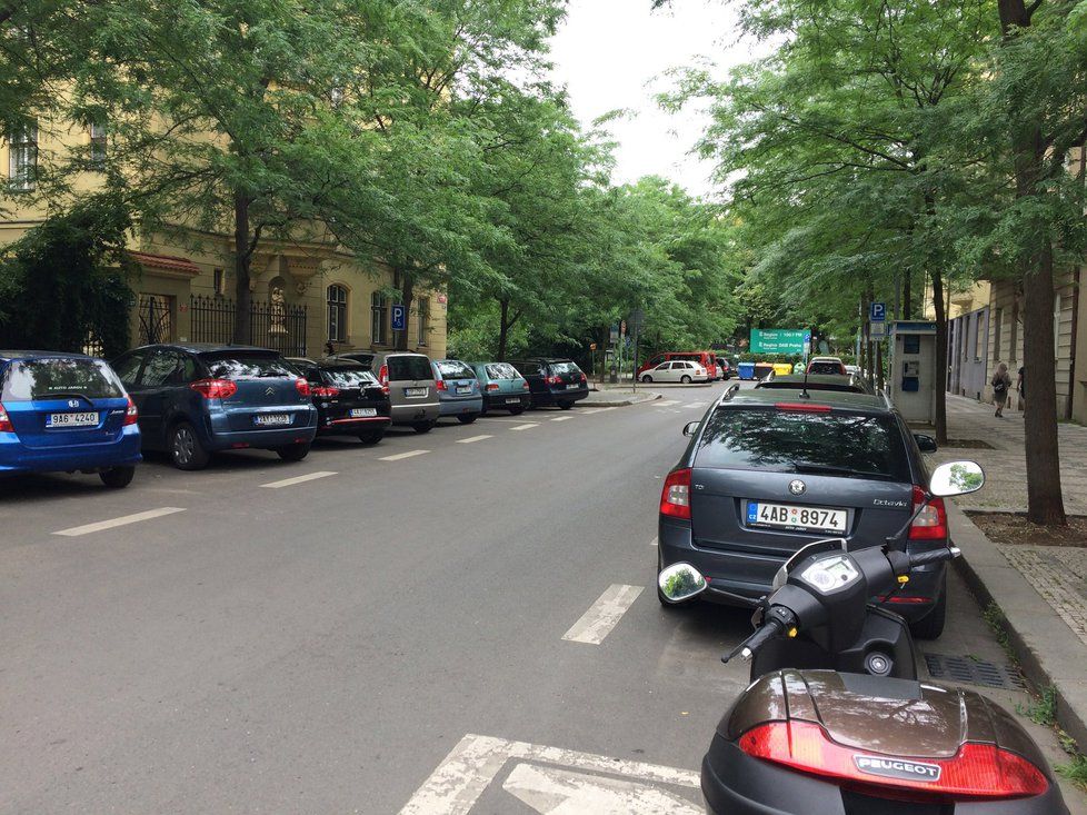 Cyklistům v Karlíně vadí zrušení cykloobousměrek, radnice si za změnami stojí.