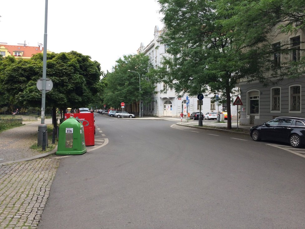 Cyklistům v Karlíně vadí zrušení cykloobousměrek, radnice si za změnami stojí.