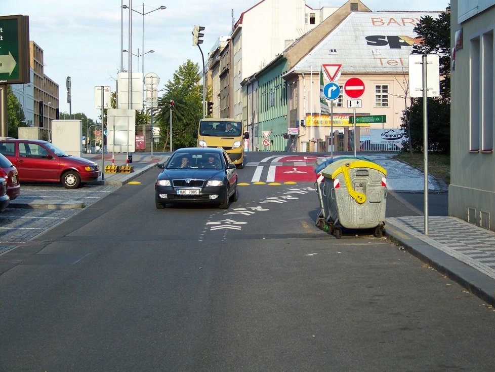 Cyklistům v Karlíně vadí zrušení cykloobousměrek, radnice si za změnami stojí.
