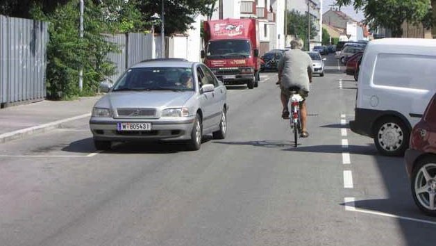 Cyklistům v Karlíně vadí zrušení cykloobousměrek, radnice si za změnami stojí.