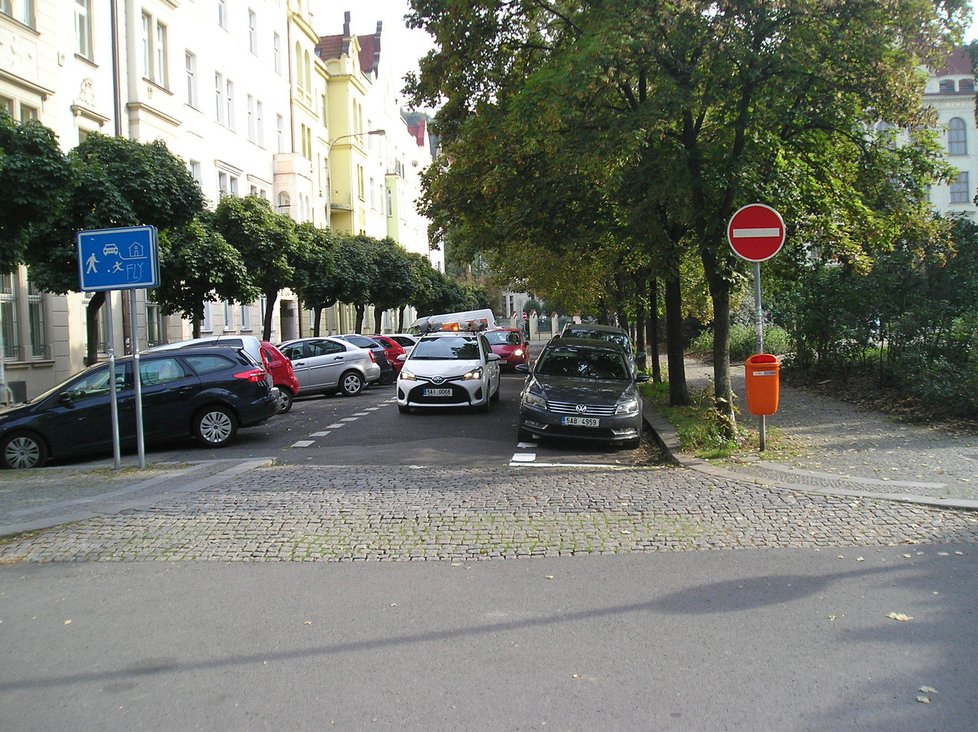 Cyklistům v Karlíně vadí zrušení cykloobousměrek, radnice si za změnami stojí.