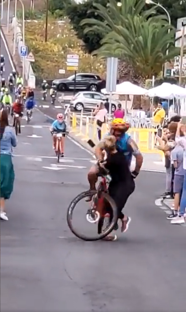 Šílená nehoda během cyklistického závodu na Kanárských ostrovech.