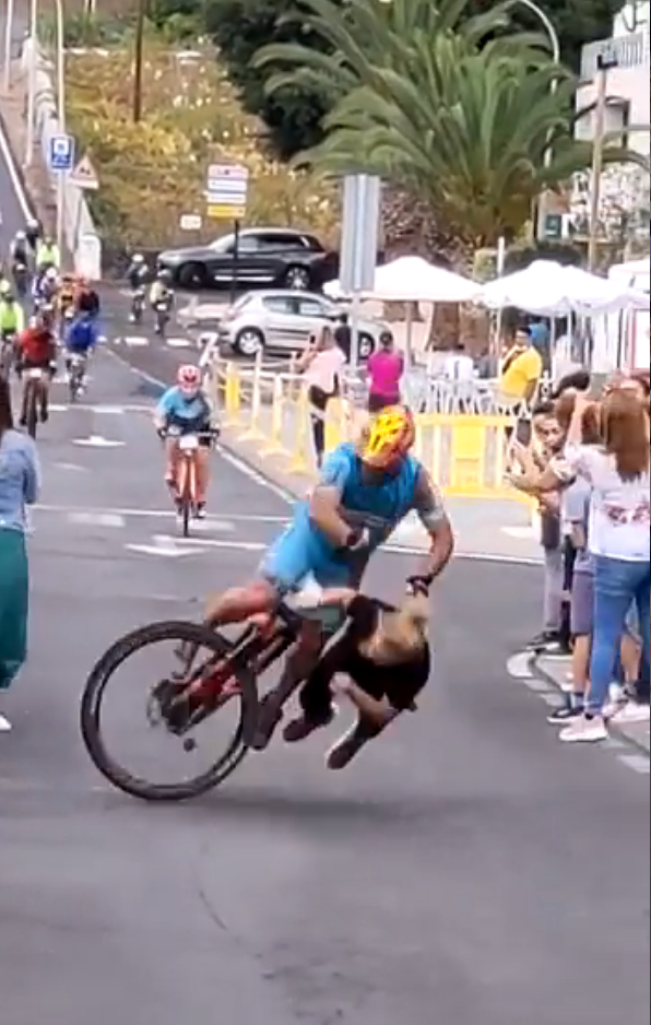 Šílená nehoda během cyklistického závodu na Kanárských ostrovech.