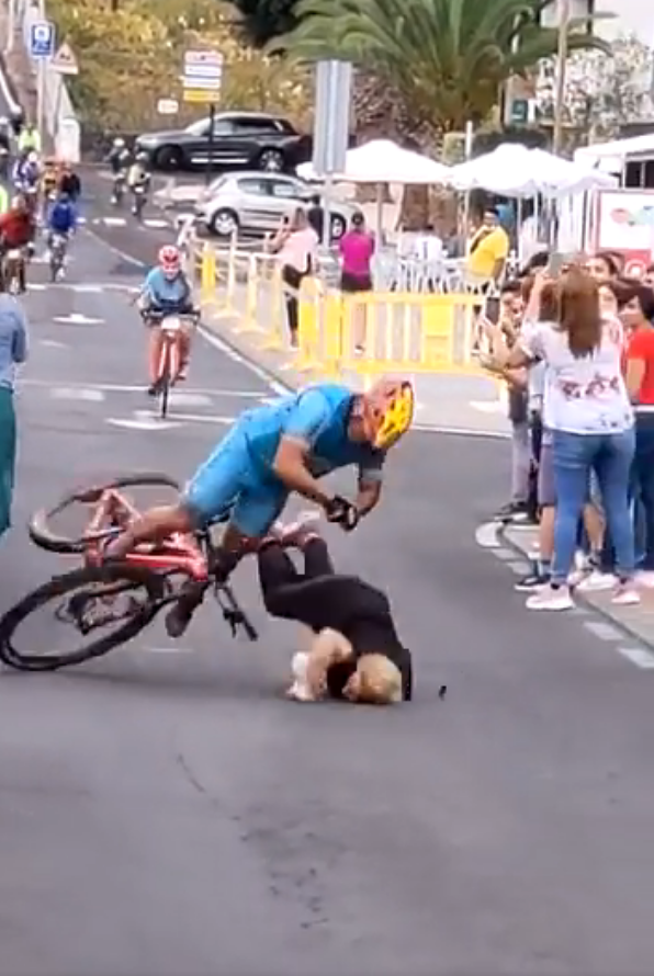 Šílená nehoda během cyklistického závodu na Kanárských ostrovech.