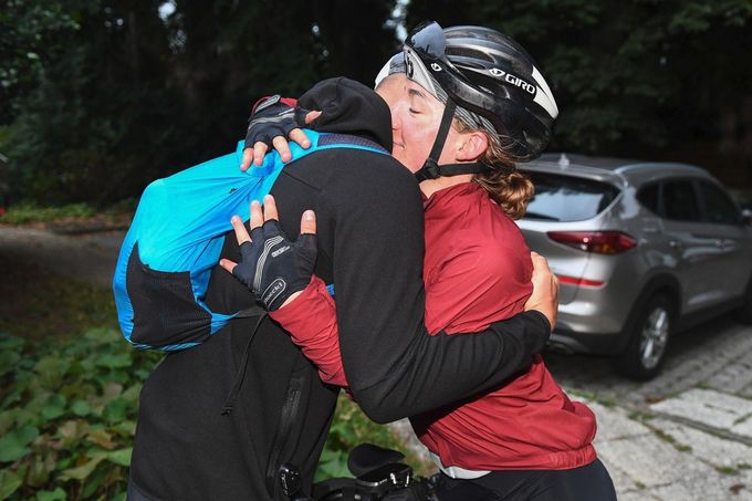 Senzace na kole! Porazila všechny muže a na 4000 km se ještě šetřila Senzace na kole! Porazila všechny muže a na 4000 km se ještě šetřila