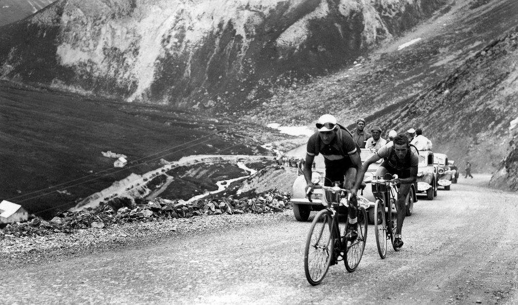 Gino Bartali při stoupání během Tour de France v roce 1939