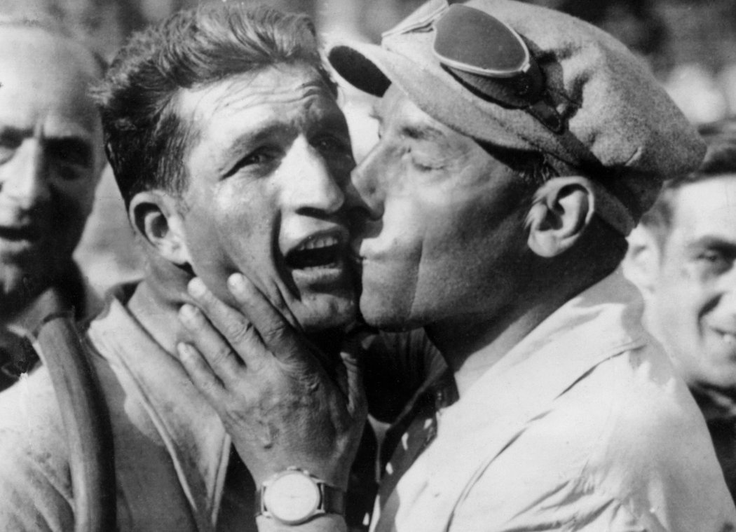 Gino Bartali dostal v roce 1938 od sportovního ředitele Constante Girardenga polibek v cíle vítězné etapy Tour de France v Marseille.