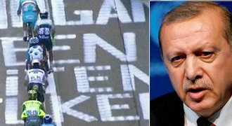 Turci finiš Gira neuvidí. Za nápis o kozách a prezidentovi vypnou signál
