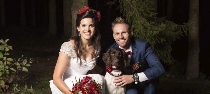 Novomanželé se svým psím miláčkem Abbinkou.