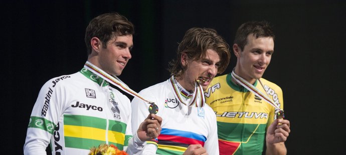 Peter Sagan se raduje na stupních vítězů ze zlata na MS v cyklistice