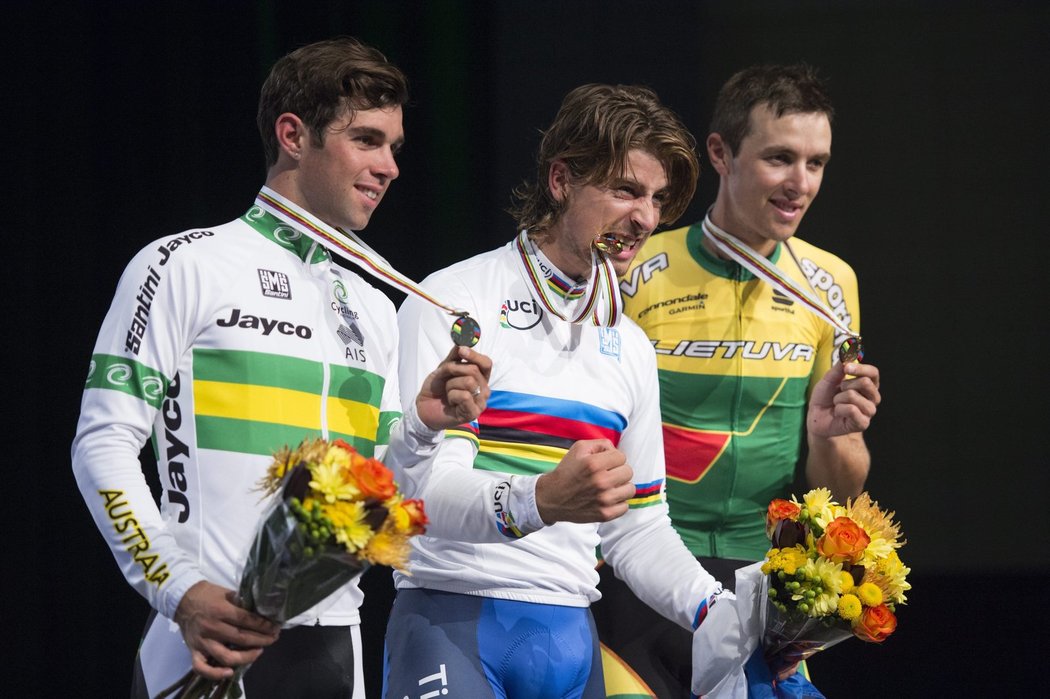 Peter Sagan se raduje na stupních vítězů ze zlata na MS v cyklistice