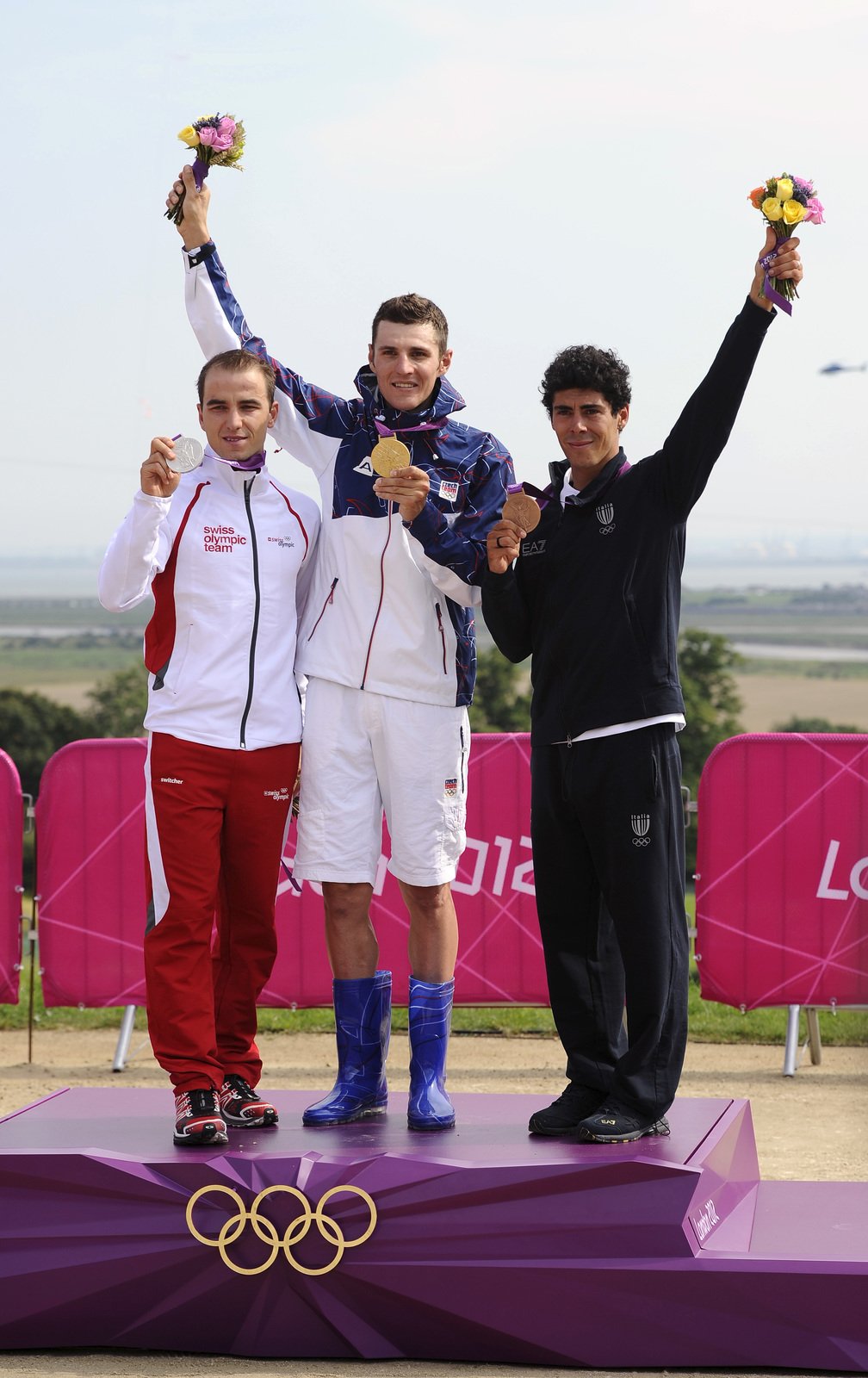 Nino Schurter byl na olympijských stupních vítězů v Londýně 2012 po boku zlatého Jaroslava Kulhavého