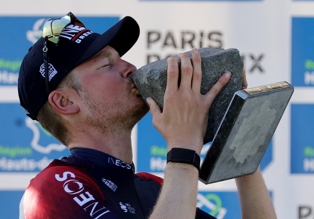 Slavný cyklistický závod Paříž-Roubaix vyhrál Nizozemec Dylan van Baarle
