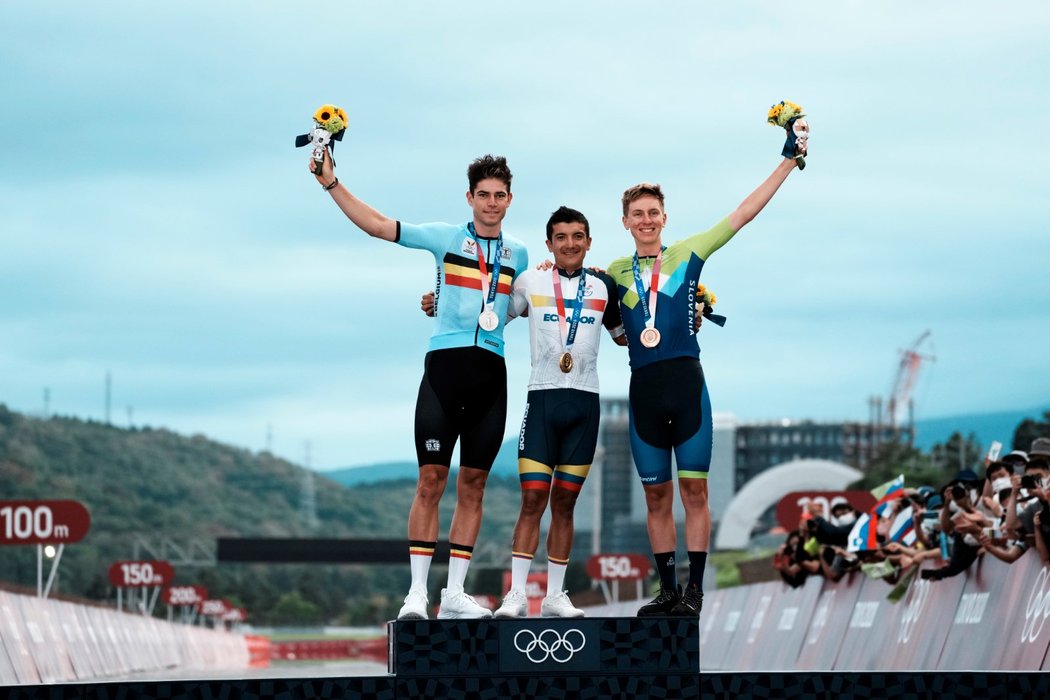 Wout van Aert, Richard Carapaz, Tadej Pogačar na stupních vítězů