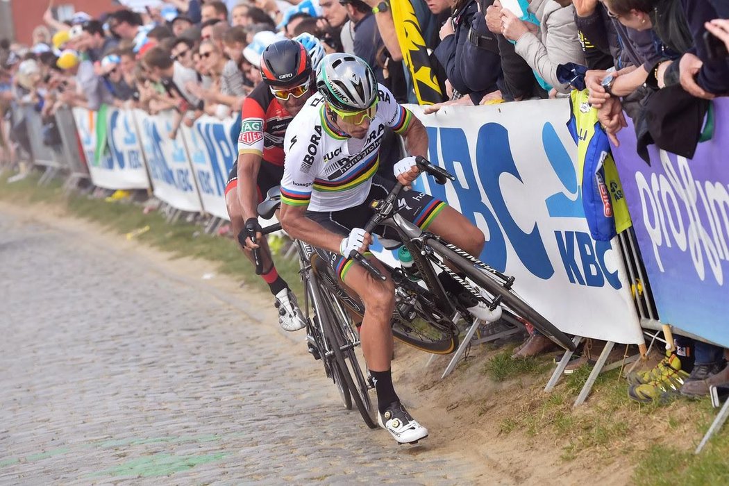 Peter Sagan s sebou strhnul i druhého z velkých favoritů Grega van Avermaeta