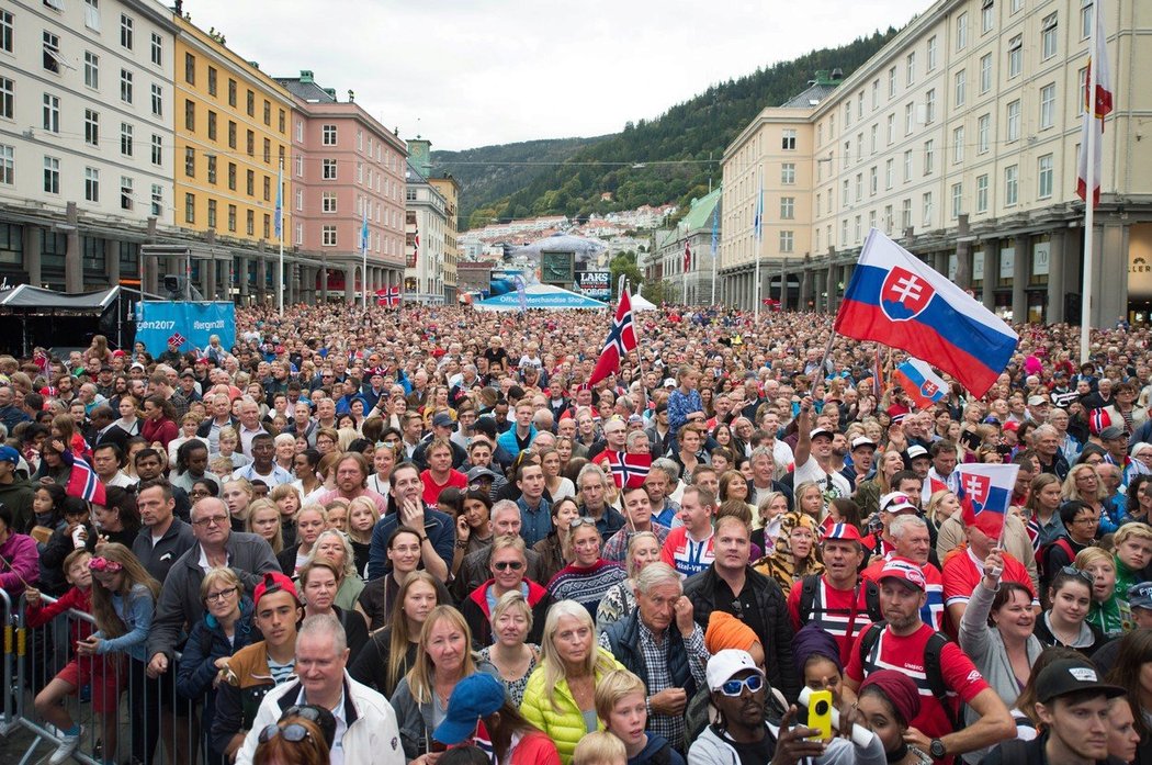 Slavnostní vyhlášení vítězů na MS. V publiku měli výrazné zastoupení i slovenští fanoušci.