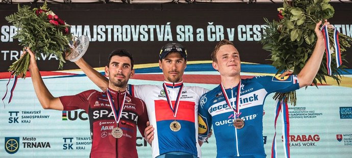 Tři nejlepší cyklisté ve společném závodu o český a slovenský titul. František Sisr vyhrál poprvé v kariéře, druhý byl Tomáš Kalojíros, třetí Petr Vakoč.