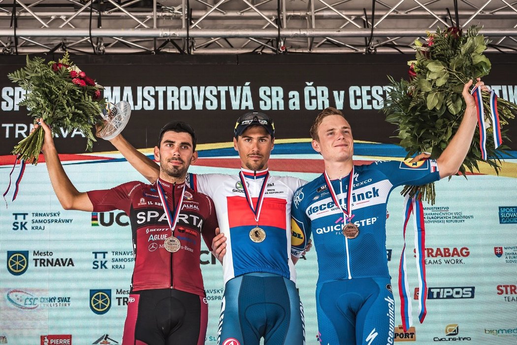 Tři nejlepší cyklisté ve společném závodu o český a slovenský titul. František Sisr vyhrál poprvé v kariéře, druhý byl Tomáš Kalojíros, třetí Petr Vakoč.
