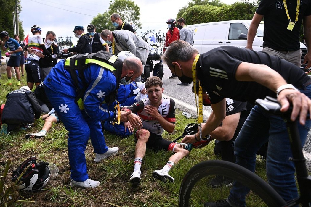 Jasha Sütterlin jako jedna z obětí první etapy letošní Tour de France